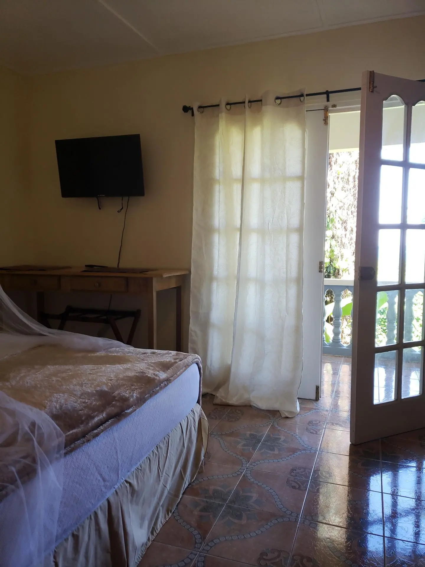 🏡 Rooms Wake up to gentle sea breezes and Caribbean light in our thoughtfully styled rooms. Each space blends comfort, charm, and local warmth, giving you the perfect retreat for rest and relaxation.